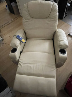 Křeslo s masážní mechanikou; Nastavitelná podnožka. Plně