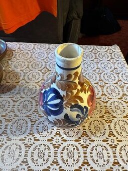 Baňatá keramická váza s ruční květinovou malbou