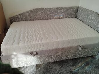 Postel s úložným prostorem