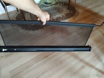 Dělící stěna ze síťoviny. Nejspíš z Octavie