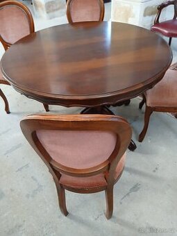 Prodám krásný starý jídelní stůl a čtyři židle. Veškerý náby