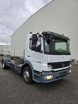 Mercedes Atego 1529. Hákový nosič kontejnerů