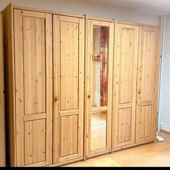 Celodřevěná velká skříně