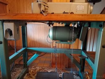 Průmyslový šicí stroj