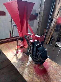 Sazeč cibule a česneku