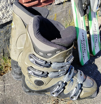 Sjezdový lyžařský set (lyže 127cm, lyžáky 39, hůlky 100cm)