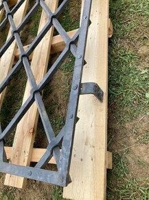 Masivní železná kovana okenní mříž - 1