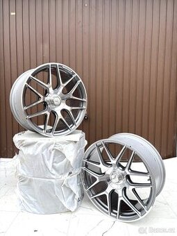 G63 AMG 22 5x130 Mercedes G63 AMG Šedivý