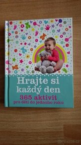 Kniha Hrajte si každý den 365 aktivit pro děti do 1 roku