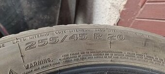 255/45R20
