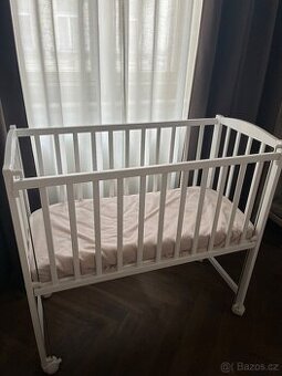 Dětská přístavná postýlka na kolečkách - TOP stav