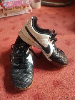 Sálovky Nike vel. 33