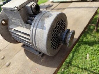 Elektromotor s oboustrannou hřídelí - 1