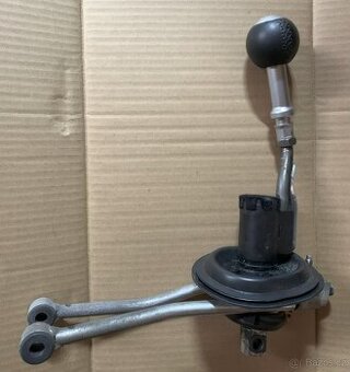 Řadicí páka z Dodge Challenger RT 2015 manuál