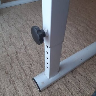 Psaci stul vyskove stavitelny