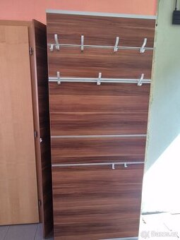 Věšáková skříň