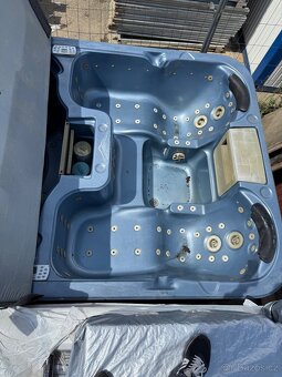 Swim spa Jazzi spa dual zone.