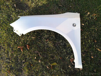 Blatníky přední na Škoda Fabia 2 předfacelift bílá 1026