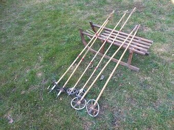 Retro sáňky a lyžařské tyčky