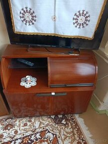Prodám leštěnou skříňku s gramem z 50-tých let
