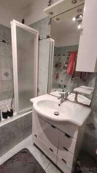 Koupelnová skříňka s umyvadlem a baterií