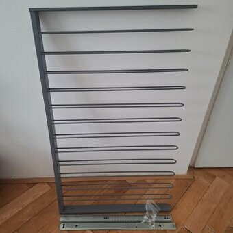 Výsuvný věšák na kalhoty