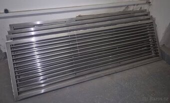 Velká nerezová lamelová větrací, vzduchotechnická mřížka