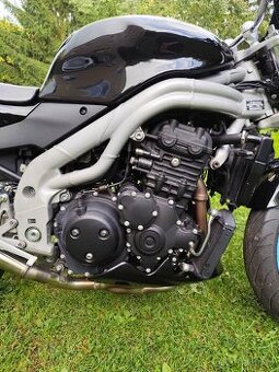 Motocykl Triumph speed triple 955i