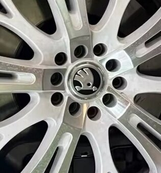 Stredové krytky - pukličky kolies ŠKODA / VRS