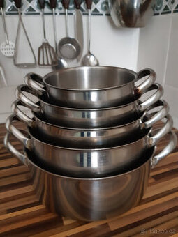Sada nerezových kastrolů