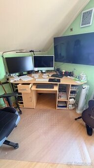 Kancelářský stůl starší v dobrém stavu