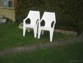 Prodám dvě bílé plastové židle z balkonu-TOP stav. - 1
