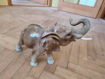 Slon z porcelánu