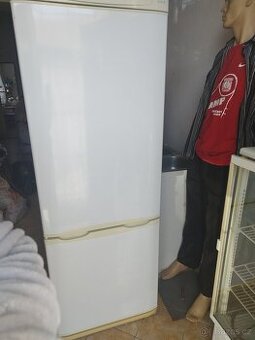 Velká lednice s mrazákem