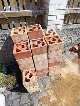 Plotové tvarovky / cihly ozdobné 20x20x11 cm