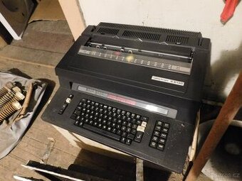 Starý psací stroj Robotron S 6130