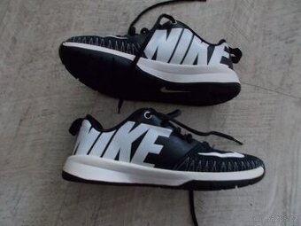 BOTASKY /TENISKY NIKE VEL 37.5
