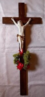 Kříž s porcelánovým Kristem na chalupu