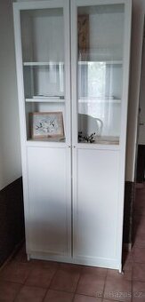 Prodám prosklenou skříň z IKEA