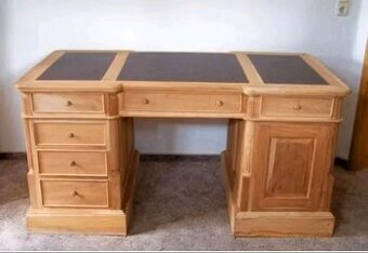 Psací stůl dřevěný - masivní, kůže na desce stolu