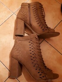 Hnědé kotníčkové boty zn. GUESS