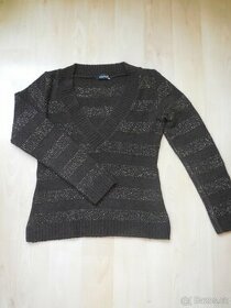 Tmavě hnědý svetr s pruhy ze zlatých nitek