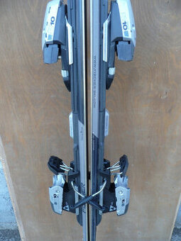 Tři páry značkových lyží