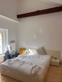 Manželská postel s nočními stolky