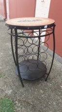 Kulatý stolek s vinotékou