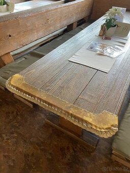 Masivní stoly s lavicemi