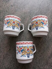 retro hrnky s ornamentem