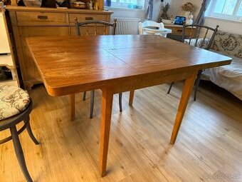 Stary rozkladaci kuchynsky stul