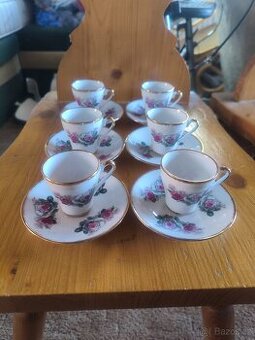 Porcelánový servis s růžemi na čínský čaj