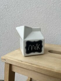 Keramická konvička na mléko ve formě kartónu